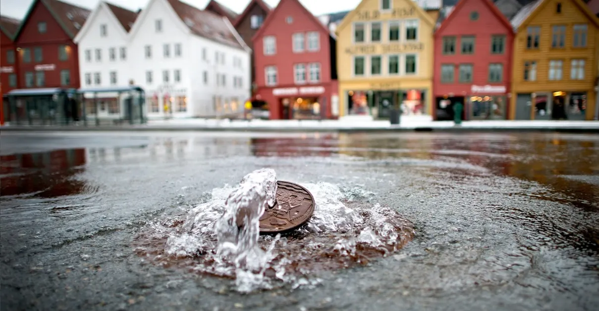 Bryggen i Bergen med vann på gaten